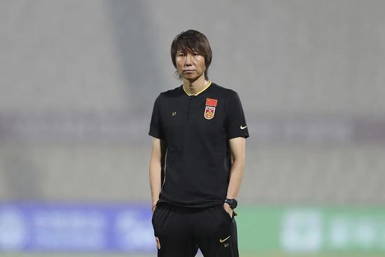罗马诺和迪马济奥指出，这位尼日利亚前锋已经签下了期限到2026年的新合同，相关文件也准备完毕，球员工资大幅提升。